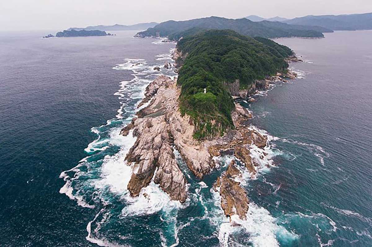上空から撮影した箱崎半島の先端部。右側が大槌湾、左側が両石湾＝写真提供：かまいしDMC
