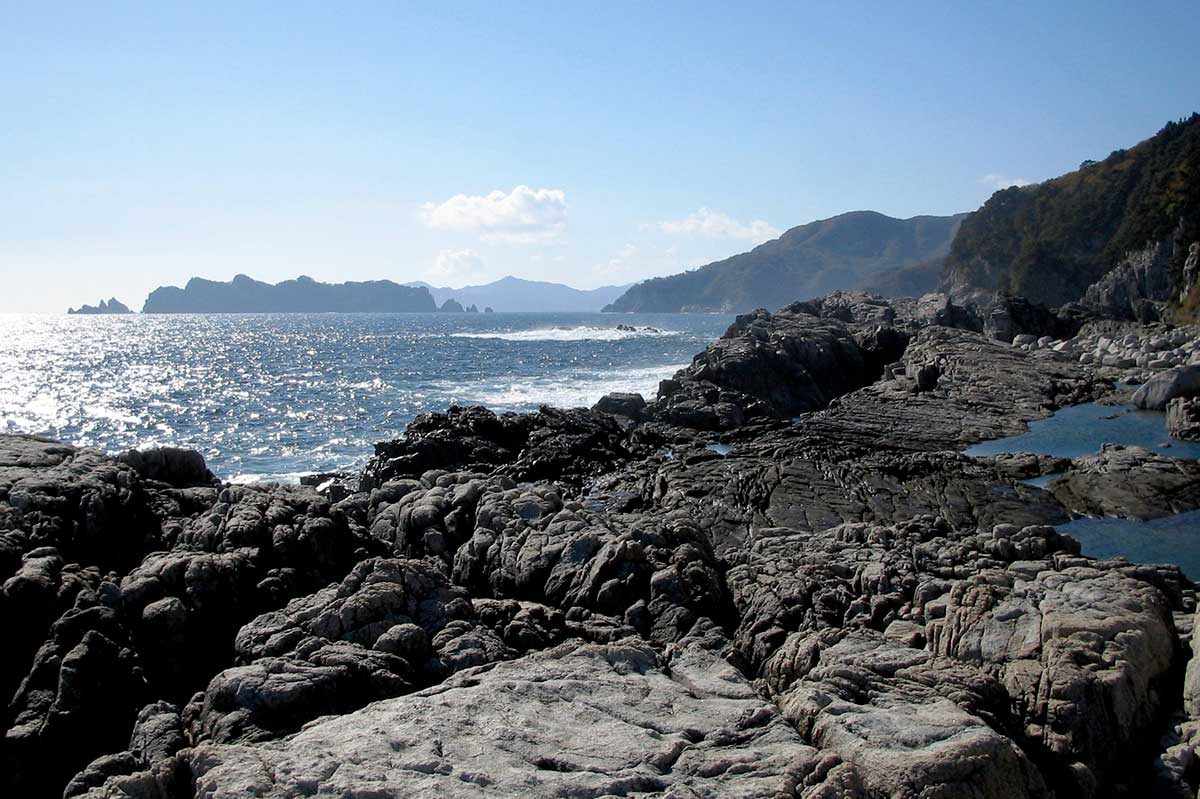 千畳敷からは国天然記念物の三貫島などを見ることができる＝写真提供：釜石市
