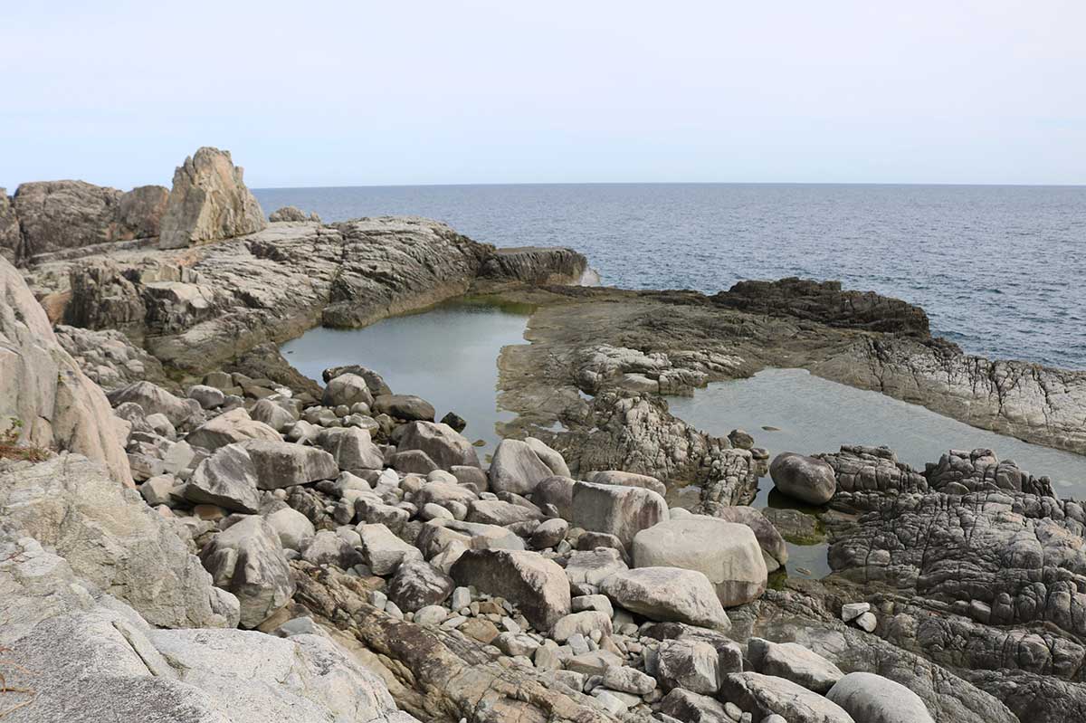 千畳敷は急峻な崖を下りた先に広がる。水平線の大パノラマを見られるのは半島の先端部ならでは