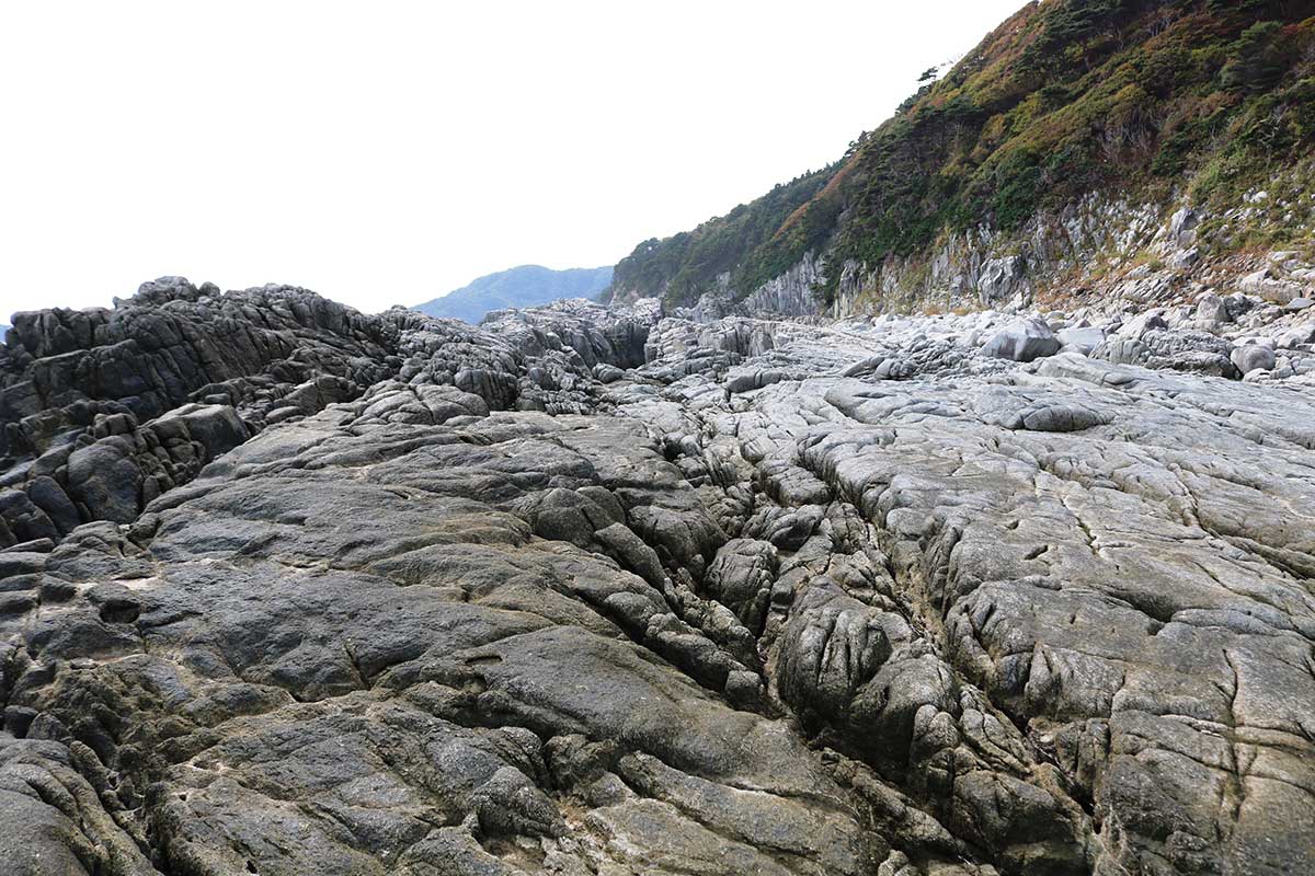 長い年月をかけて波に削られ平らな岩盤地形となっている千畳敷。地球の息吹を感じる