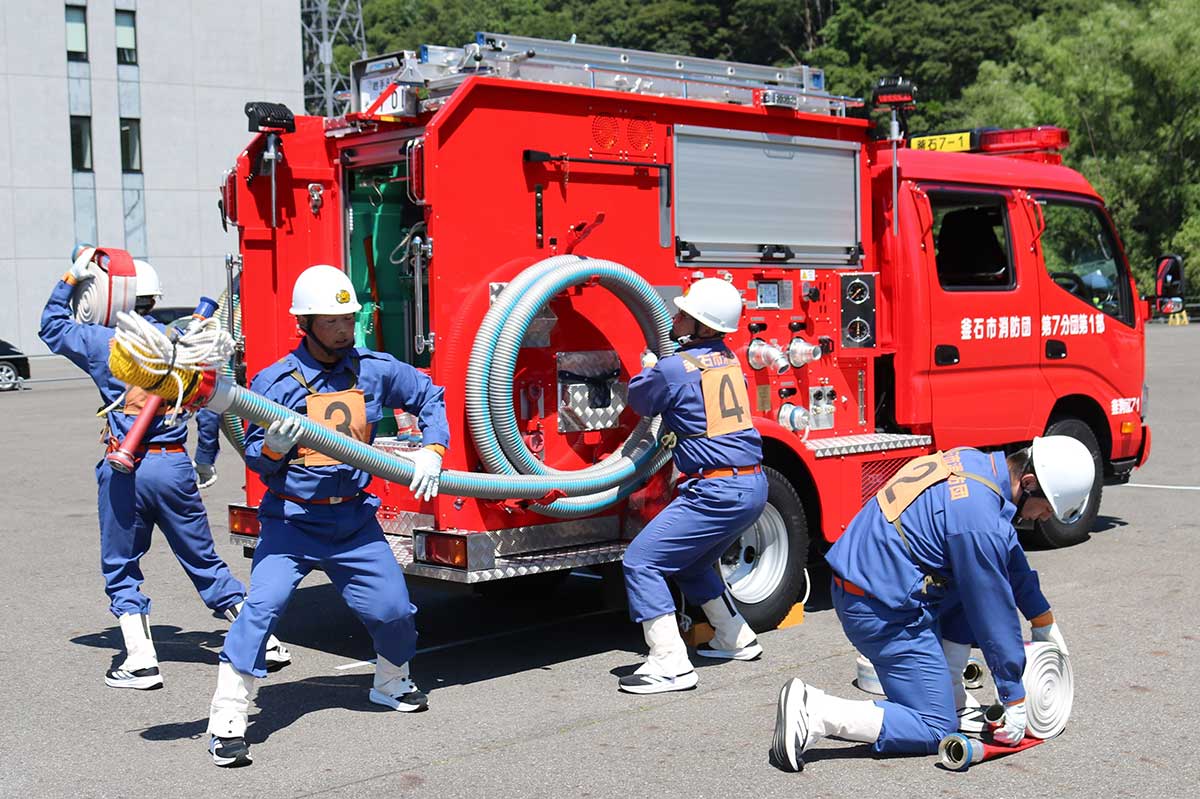 14日午前、競技会に向けた訓練に励む「第7分団第1部」