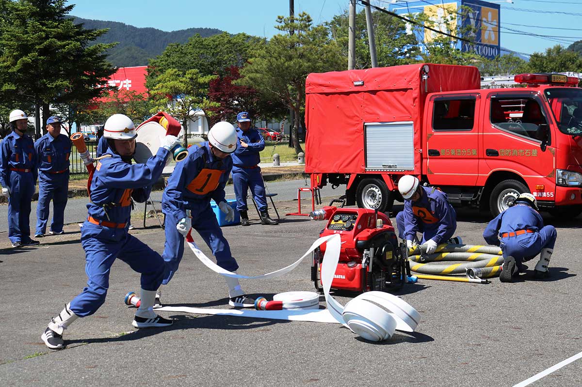 小型ポンプの部に出場する「第5分団第4部」。14日は7分団1部とともに競技会会場で訓練
