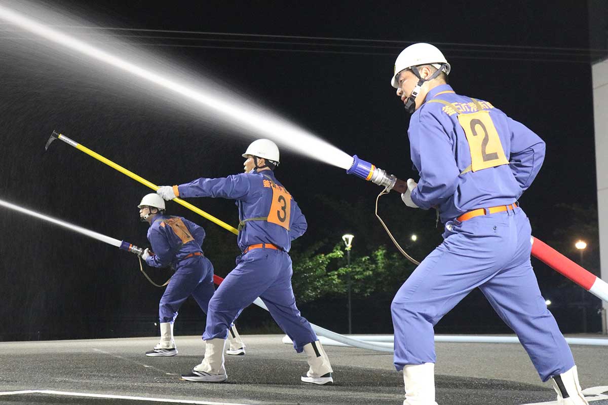 火点の的を目がけて放水する1、2番員と、とび口を構える3番員。とび口は江戸時代から使われる伝統的な破壊器具