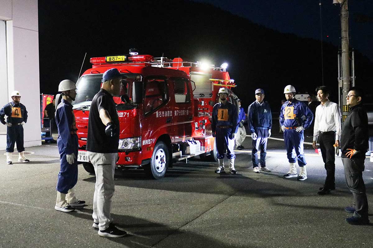 仕事を終えて集まる団員ら。平日夜は週2回ほど練習を重ねてきた