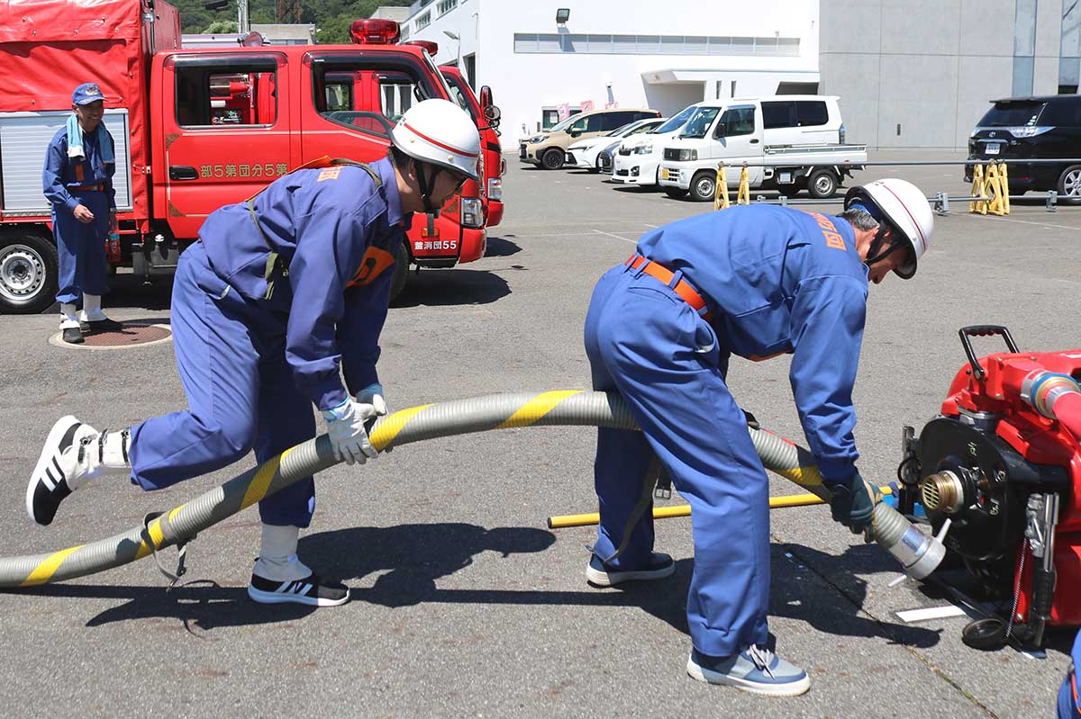 小型ポンプも吸管をつないで防火水槽へ。先端には異物が入らないよう網状の器具を装着