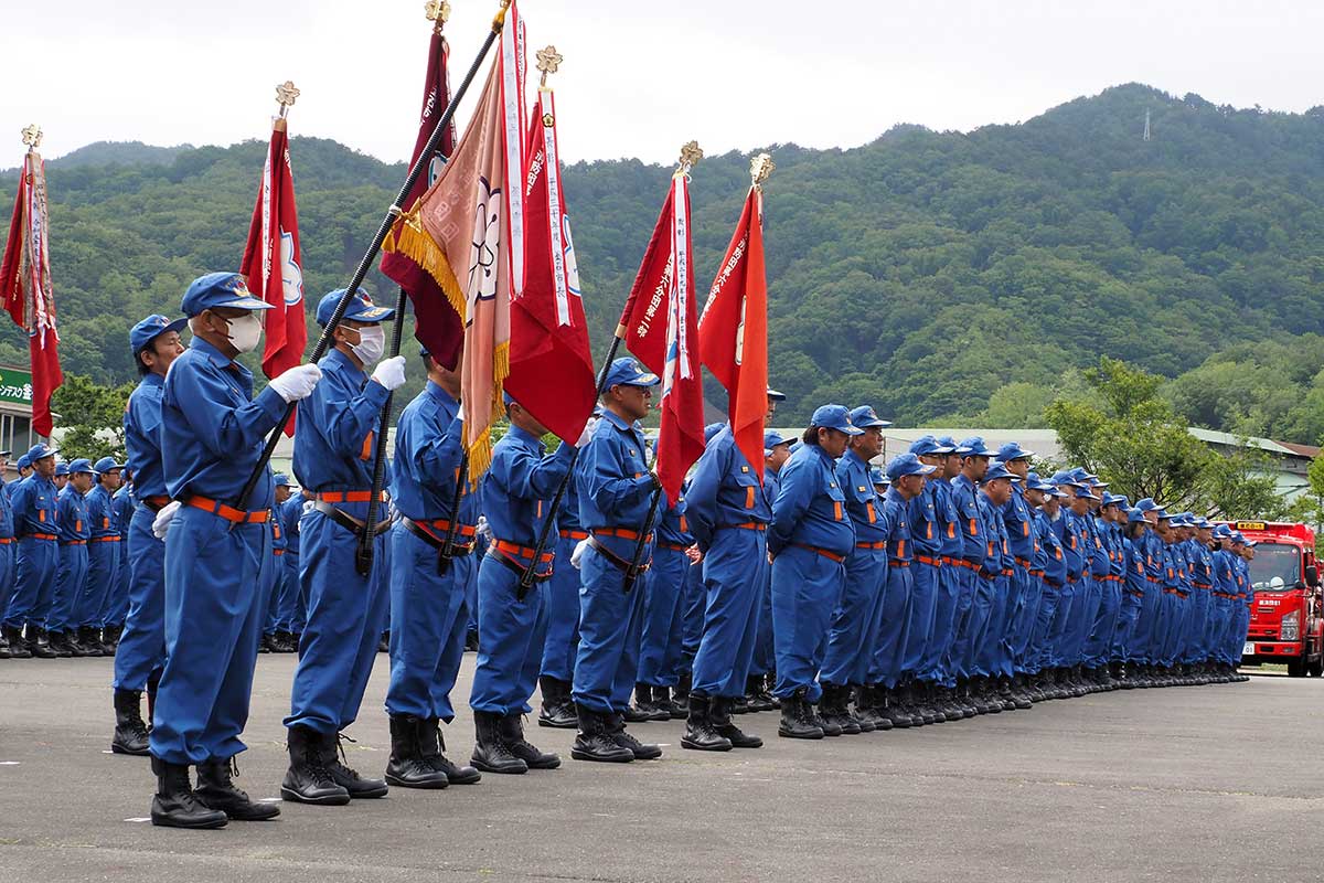 日ごろの練習成果を見せる演習に臨む釜石市消防団