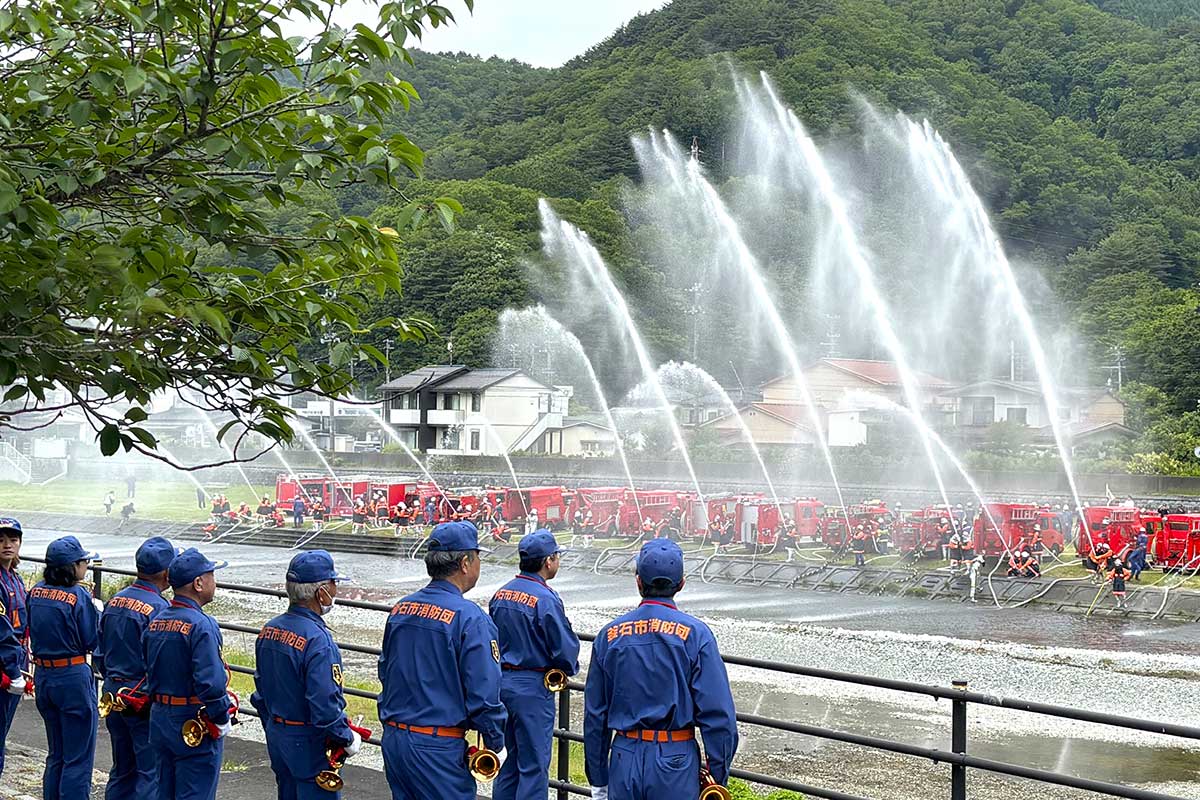 空に向けた一斉放水で防火や職務遂行へ士気を高めた