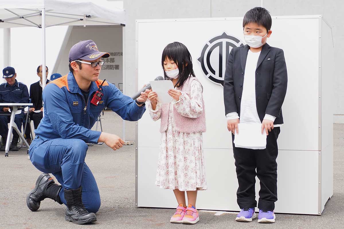消防団員への応援の気持ちを発表する子どもたち