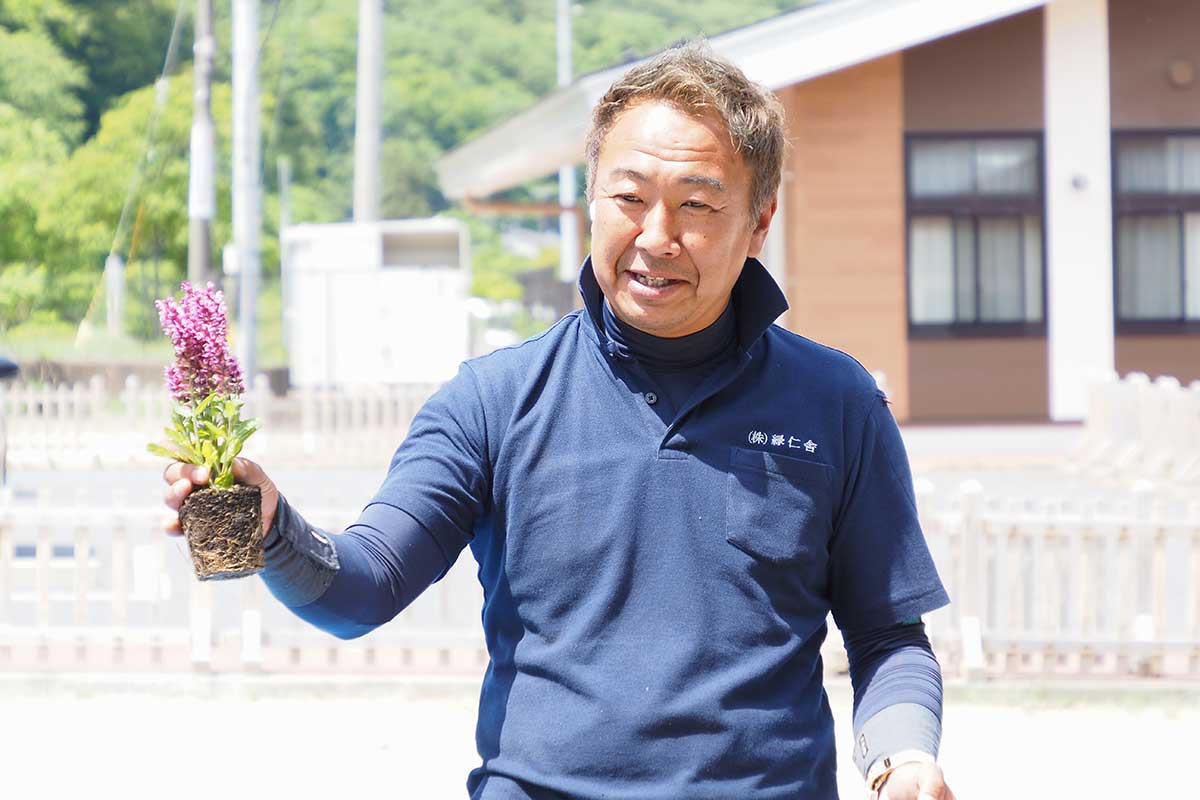 「人と一緒。心がある」と花苗の説明をする木村仁寿さん