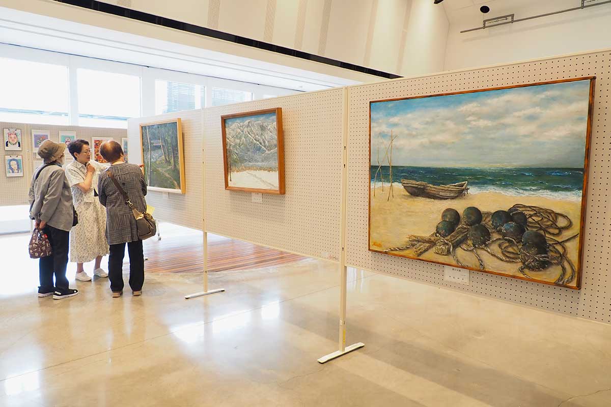 個性豊かな作品で来場者を楽しませた「サムディ45」の60回記念展＝6月20日