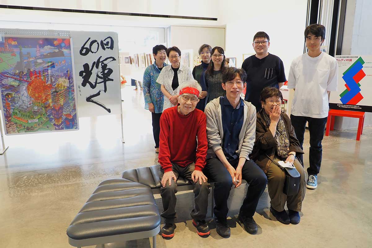 60回目の展示会を開いたサムディ45のメンバー。笑顔“輝く”