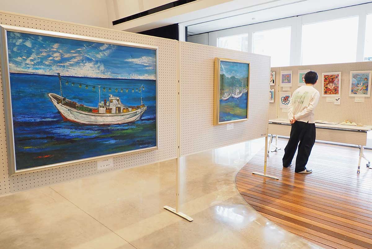 イカ釣り船や漁港の風景など身近な景色を描いた作品が並んだ