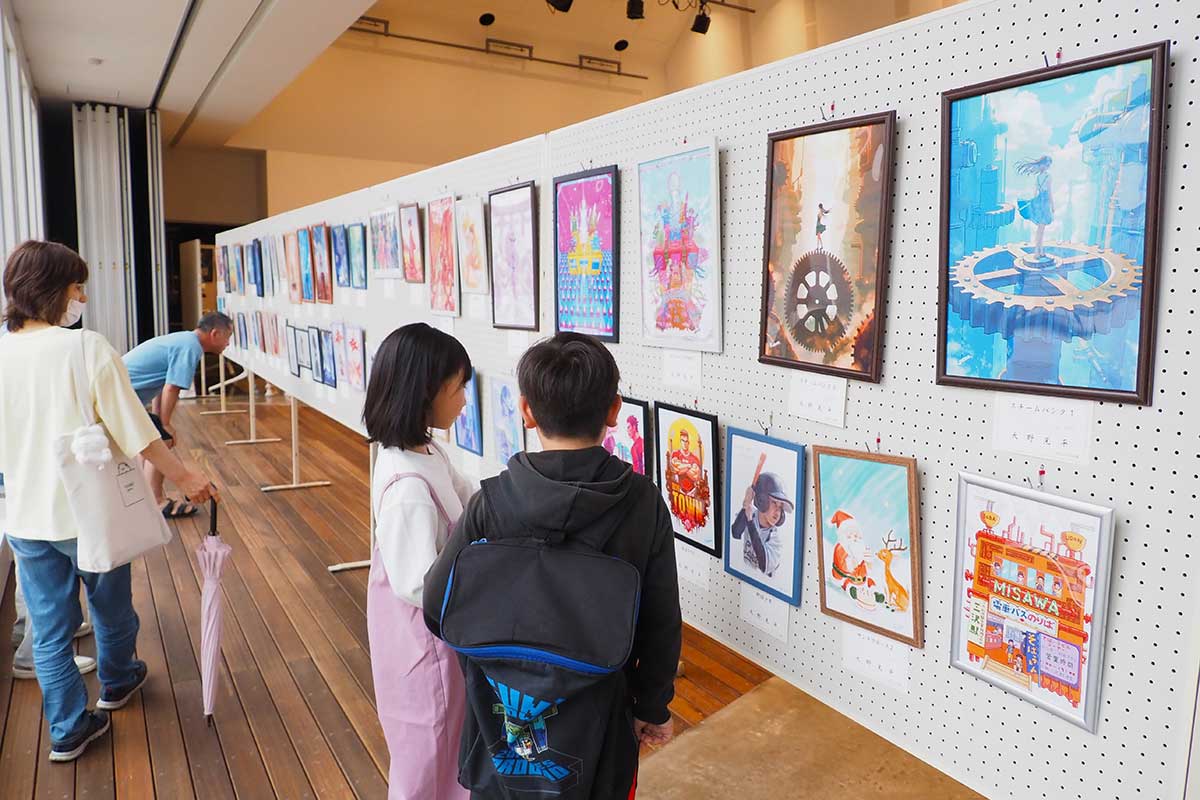 ずらりと並んだデジタルアート作品に来場者は興味津々