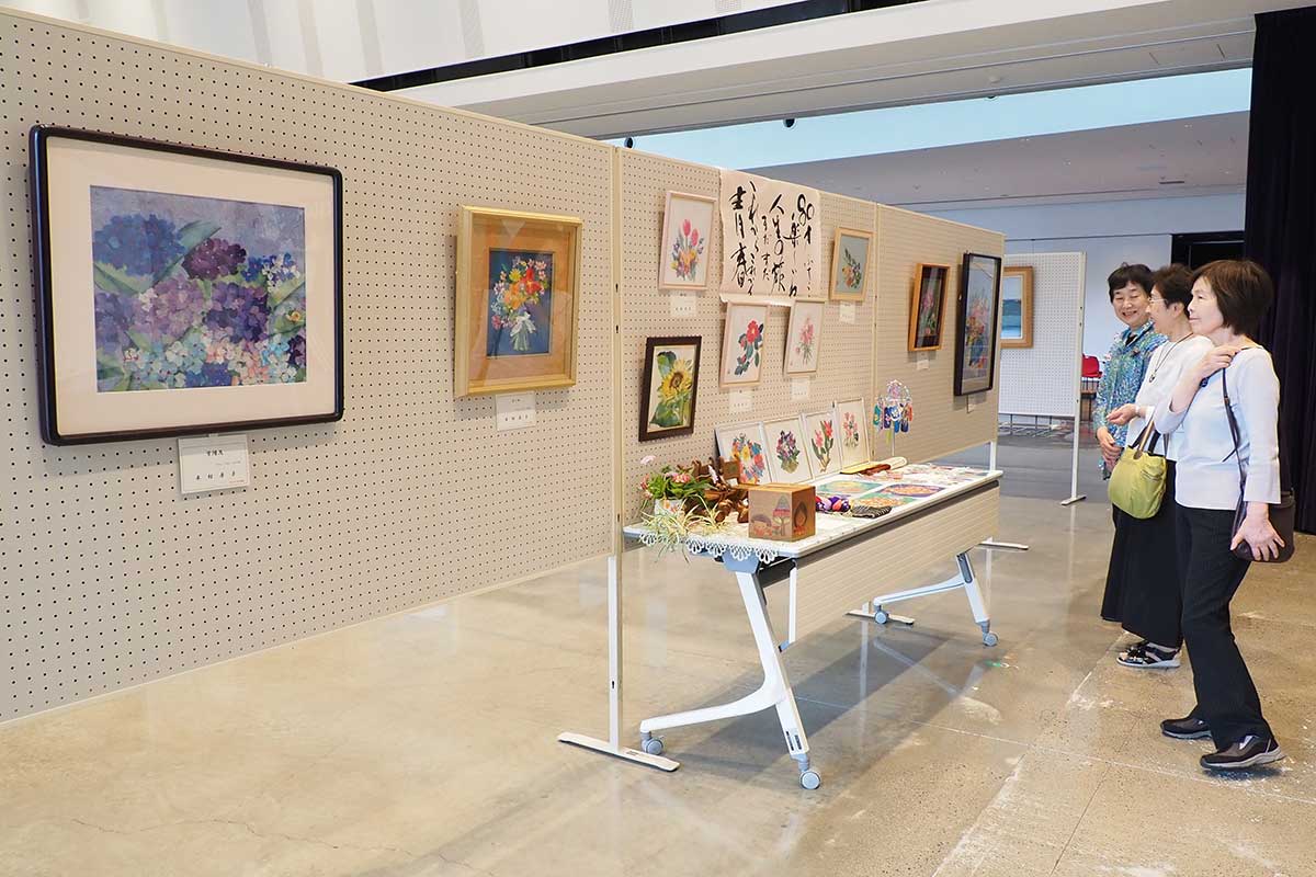 ちぎり絵の作品は柔らかなぬくもりを感じさせ女性に人気