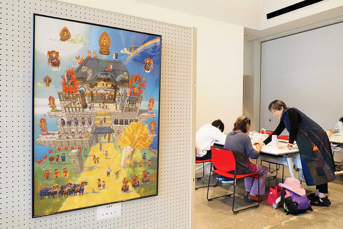 人が集う一角に展示された大野晃平代表の作品「安養寺」