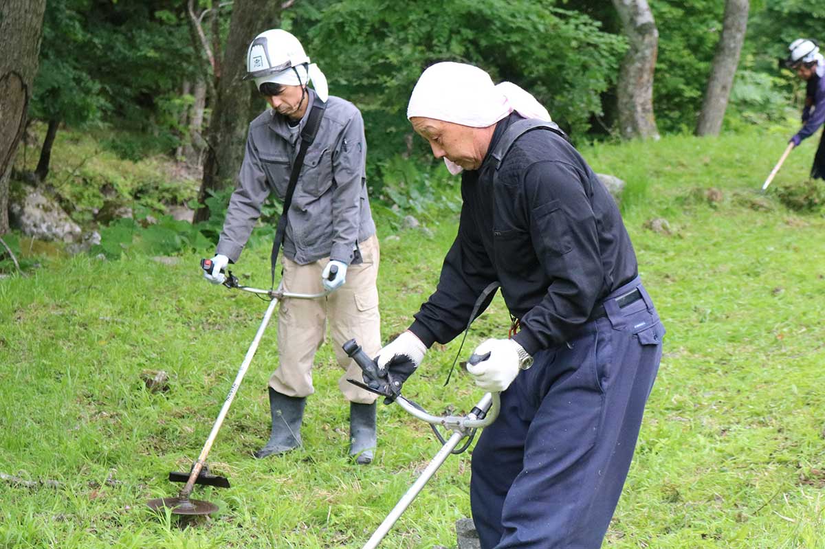 草刈り機で広範囲を除草した佐々忠建設の社員ら
