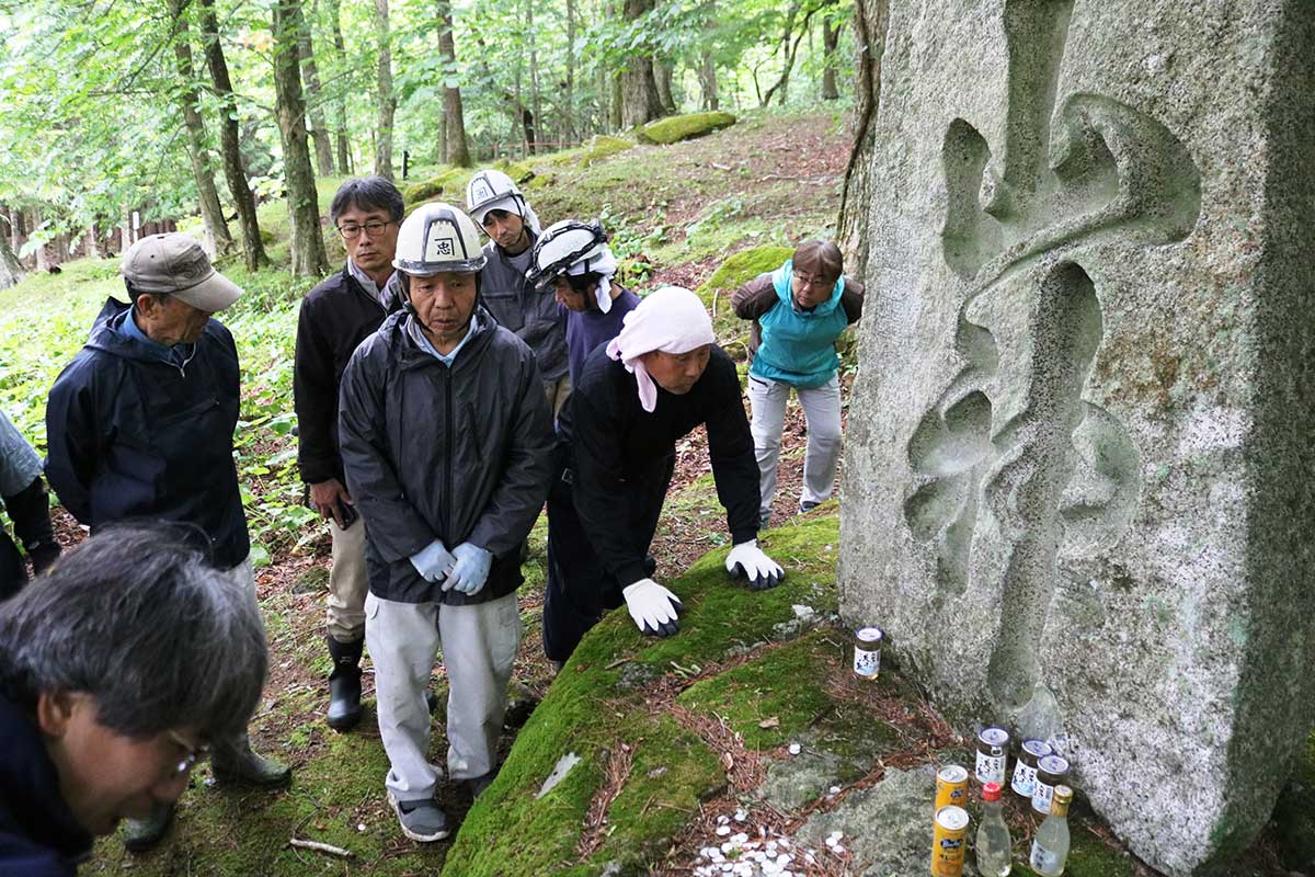 建設業の職人らは石碑の建ち方にも興味津々