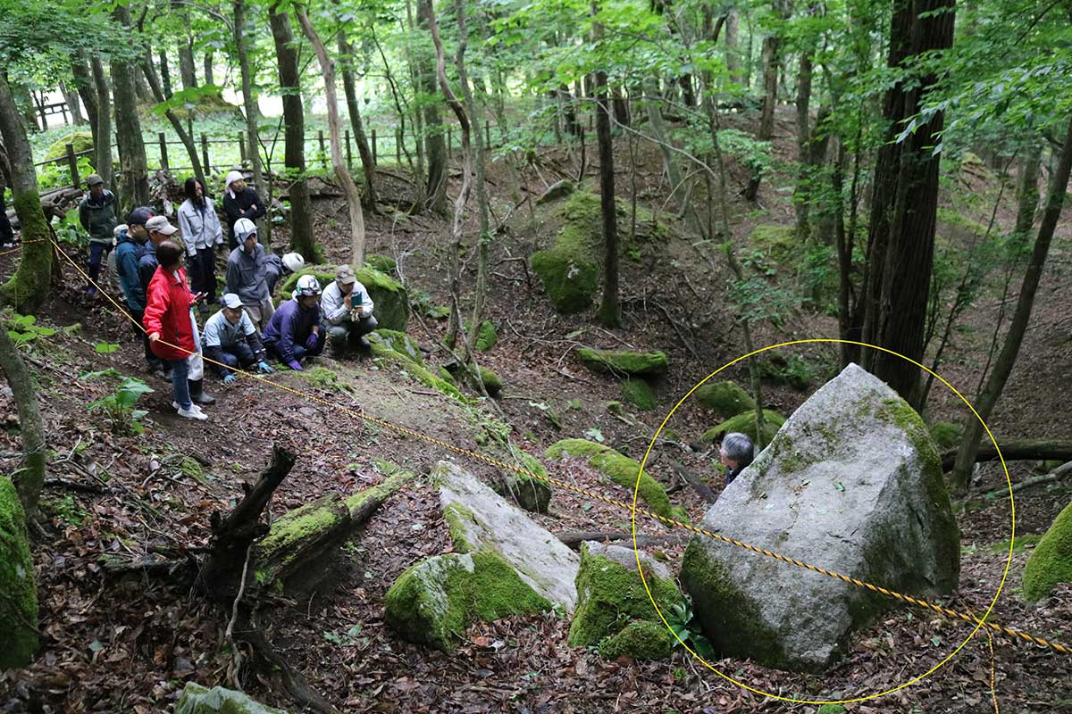 発見された「開山碑」（黄丸）は高炉場エリアを見下ろす高い場所にある