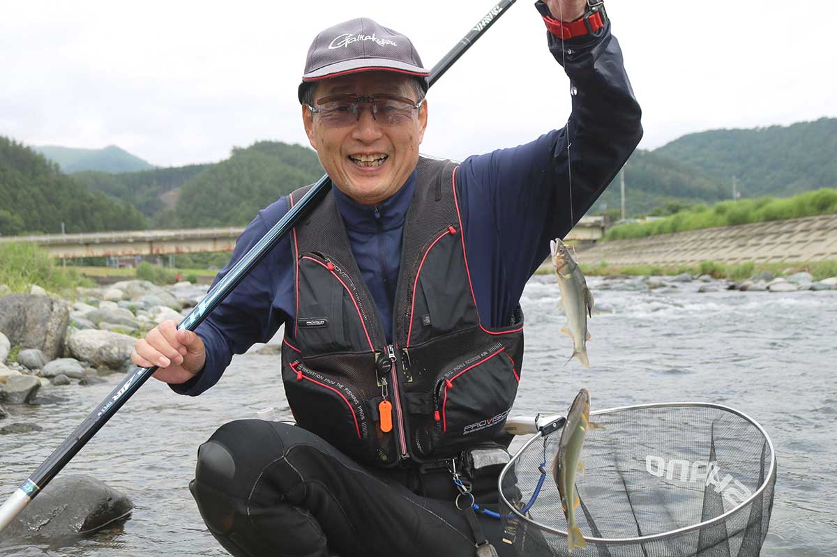 愛好者待望のアユ釣り解禁日。楽しみなシーズンが始まった=5日、鵜住居川