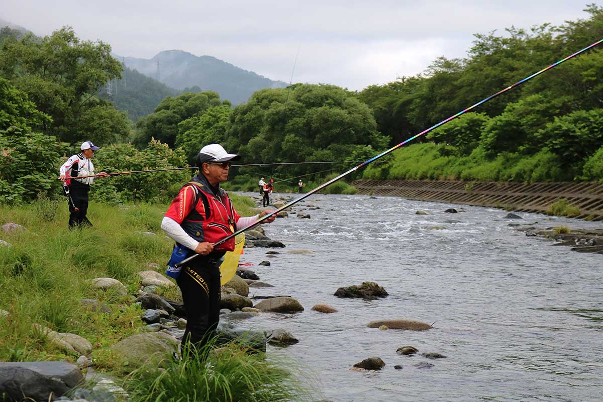 甲子町松倉、県立釜石病院裏では早朝から太公望が繰り出した=5日、甲子川