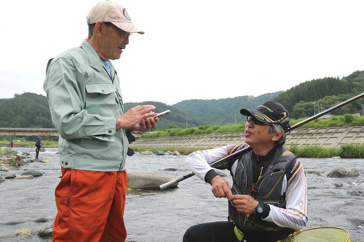 巡回中の漁協監視員と情報交換。今年の解禁日の状況は? =鵜住居川、5日午前8時前