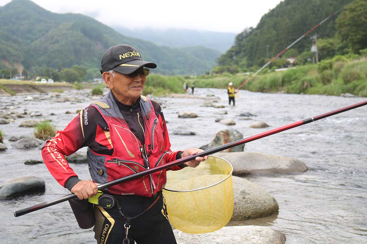 長持橋上流、板割バス停付近も人気の釣り場。水流の幅が広い