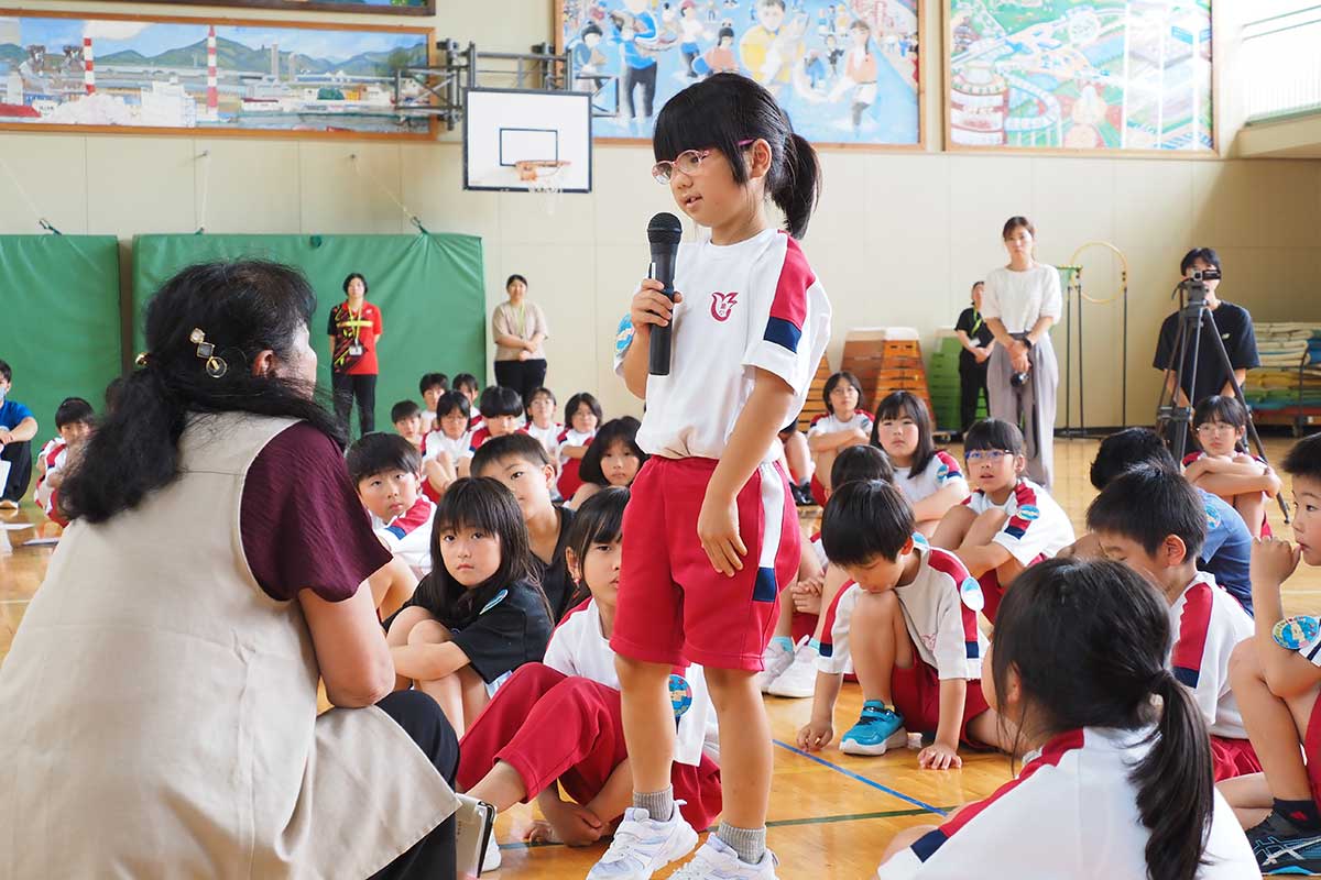 発表を聞いて学んだことや感想を話す児童