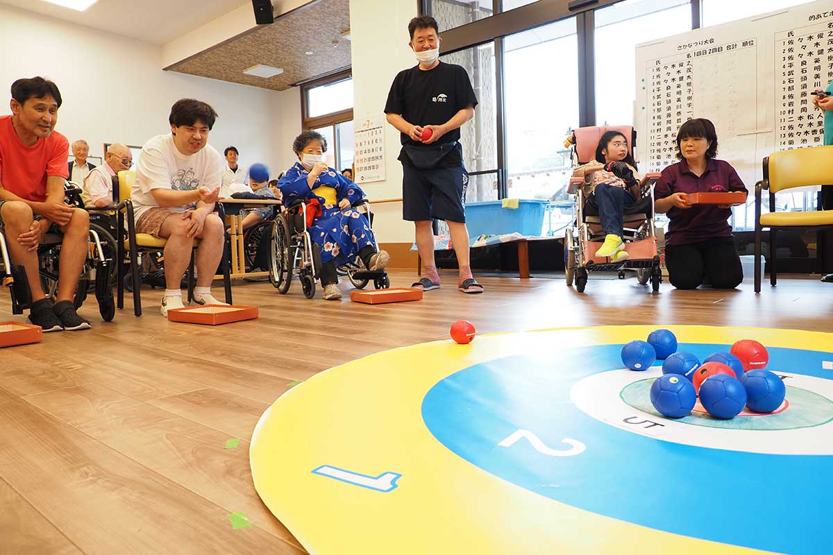 ボッチャ風ゲームで点数を競い合う利用者