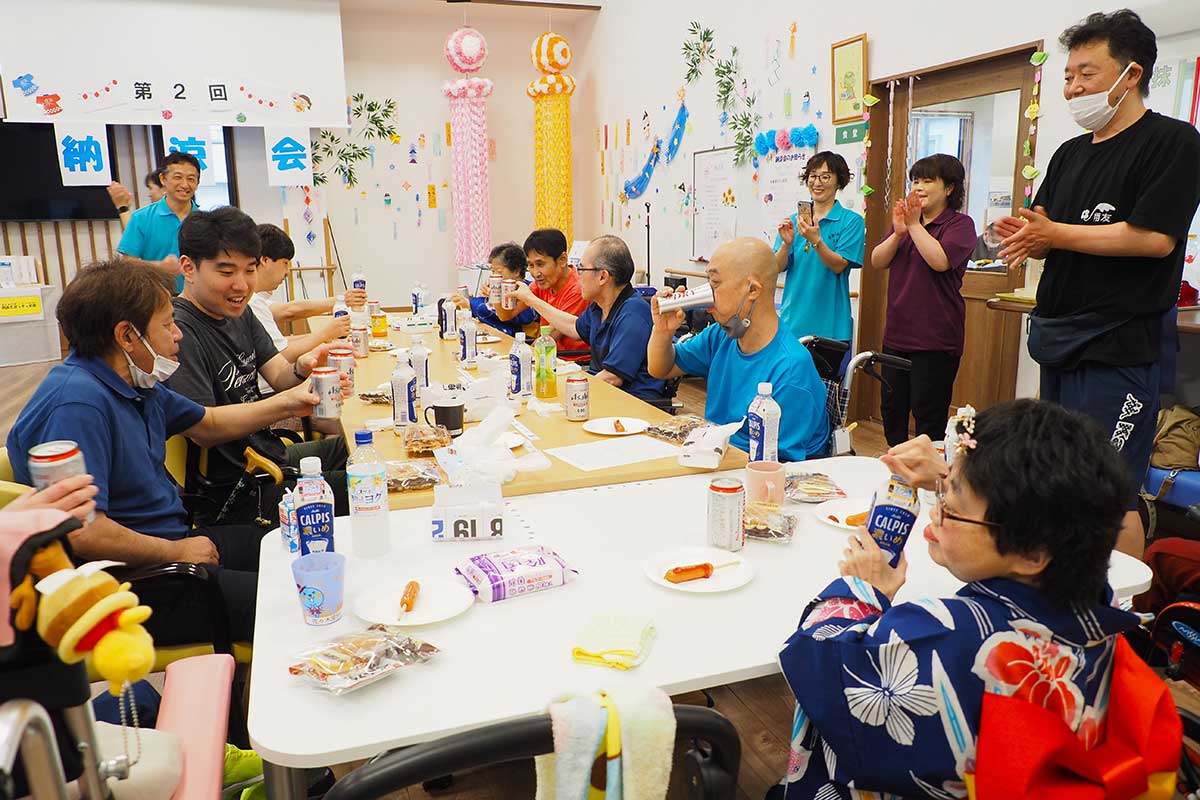 かんぱーい！食べて飲んで談笑して親睦を深める