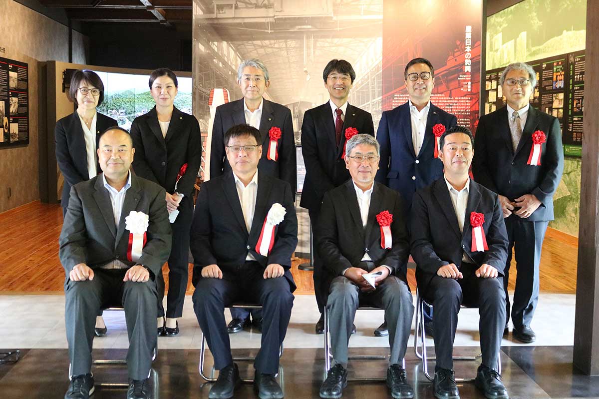 セレモニーに出席した市の教育関係者、工事監理・施工業者ら