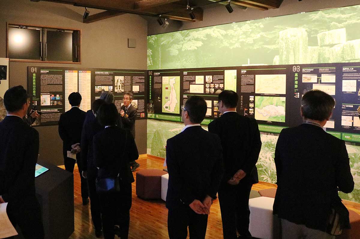 橋野鉄鉱山を解説するパネルも充実。山の緑を基調としたデザイン