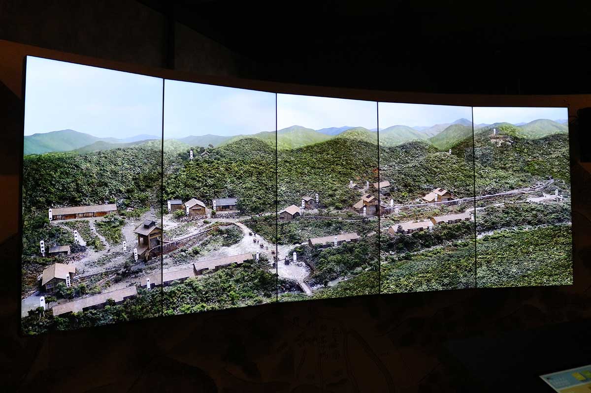 従来の5倍の画面サイズで映像が見られる大型スクリーン。写真画像は待機画面の「橋野鉄鉱山高炉場跡のジオラマ」