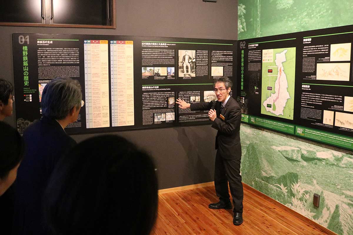 セレモニー終了後、世界遺産室の森一欽室長が新たな展示について出席者に説明した