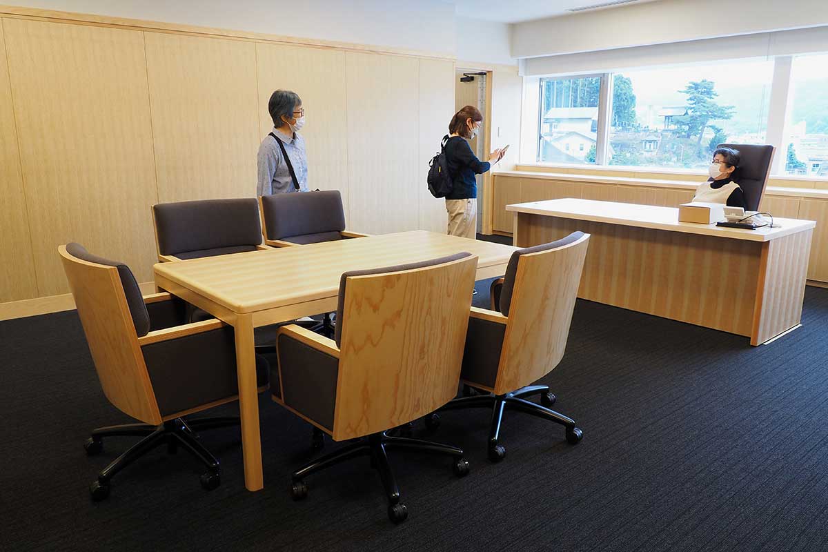 市長室に興味津々の見学者。木のぬくもりを感じさせる造りが特徴