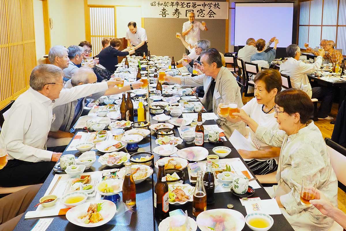 乾杯!喜寿同級会を楽しむ釜石一中の1964年度卒業生ら
