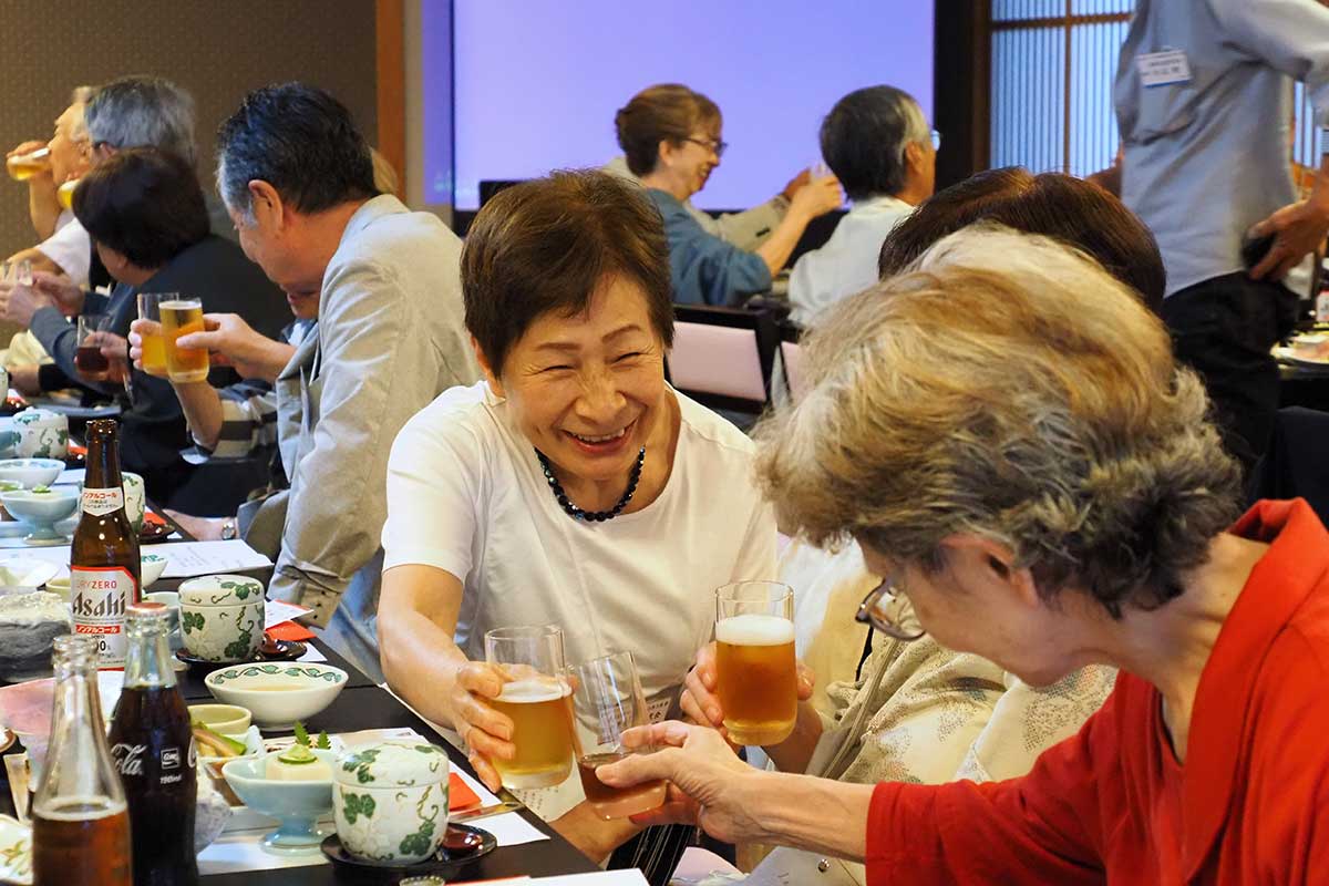 久しぶりの再会を喜び、グラスを合わせて笑顔を広げる