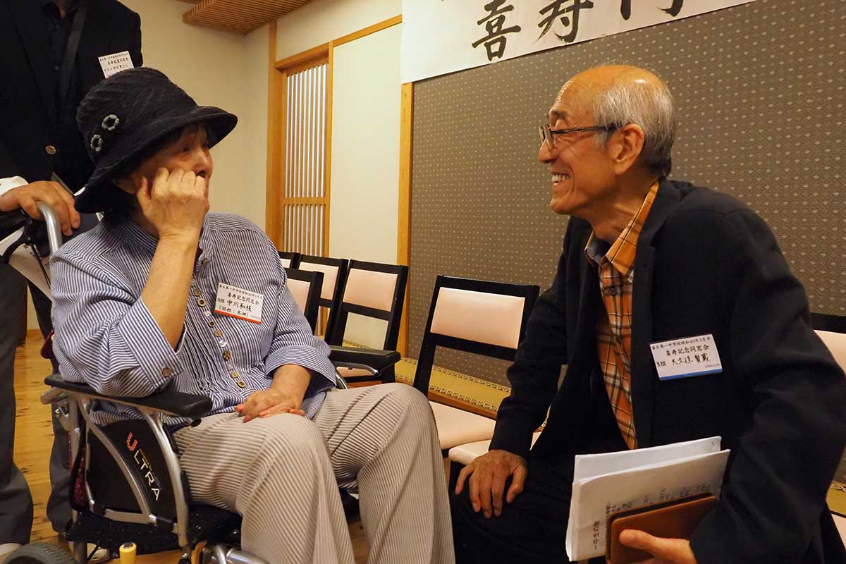 「元気だった?」。懐かしい顔を発見して笑顔を重ねる