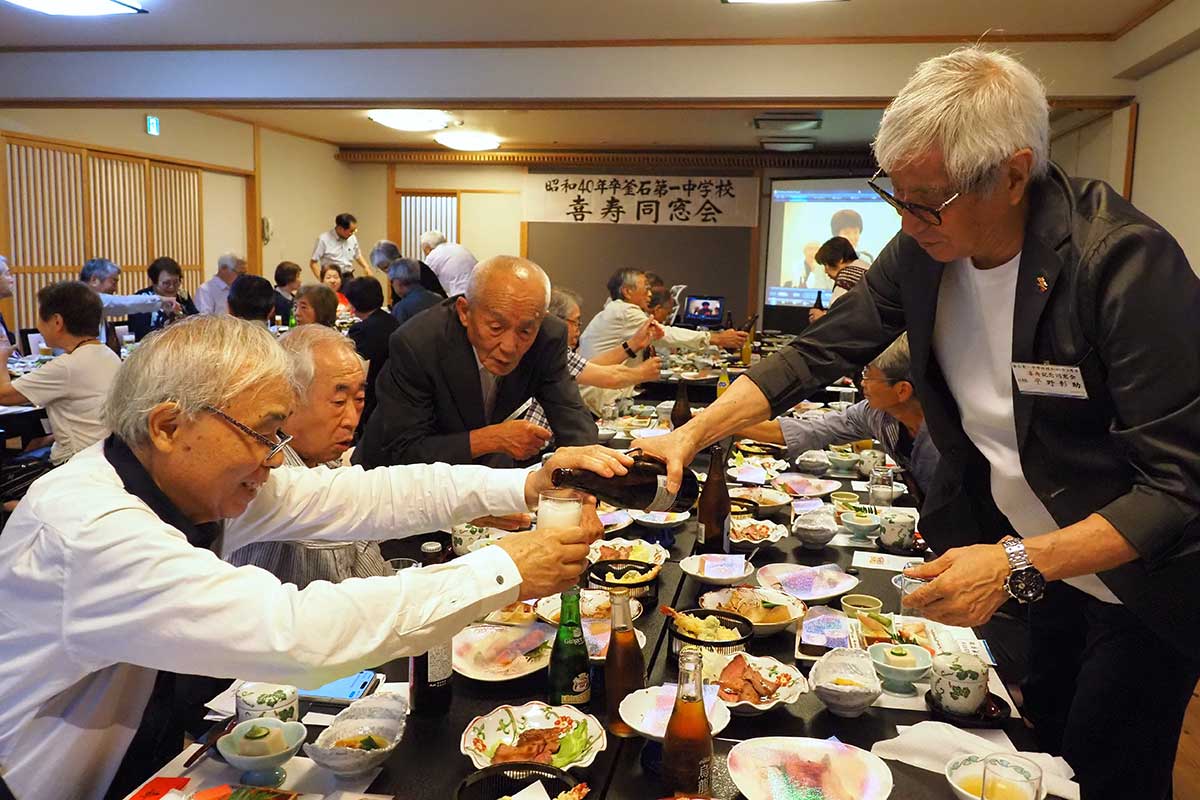 参加者は酒を酌み交わしながら話に興じ旧交を温めた