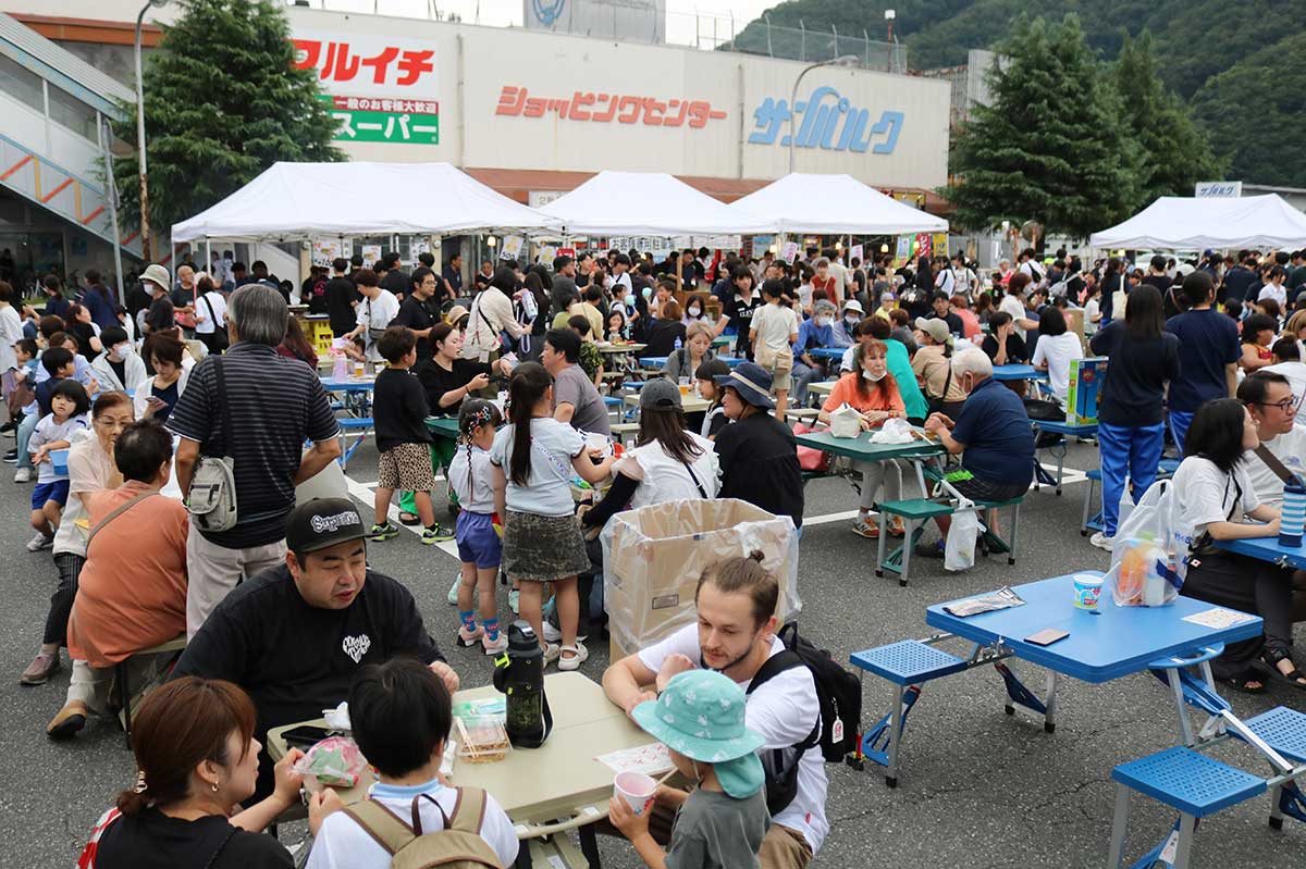 大勢の来場者でにぎわった第33回かみなかしまフェスティバル＝23日夕