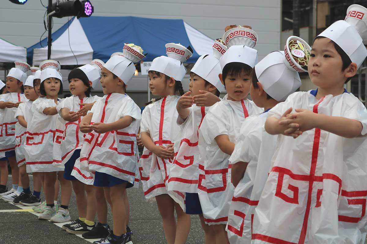 上中島こども園の3～5歳児クラスの園児はかわいらしい衣装で“ラーメン体操”を披露 