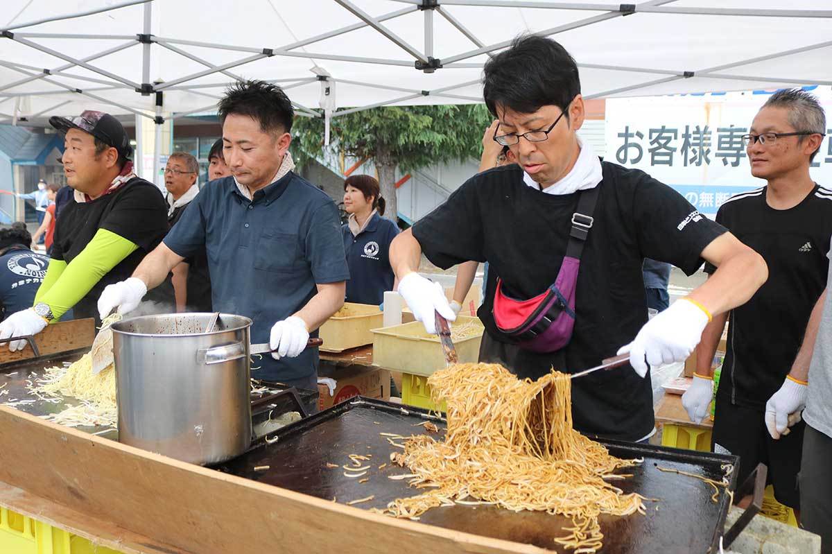 まつりの定番、焼きそばは大人気！ 調理に精を出す実行委のスタッフら width=