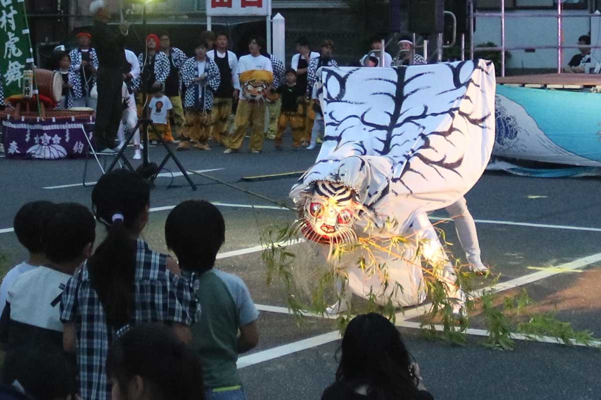 辺りが暗くなってくると演舞にスポットライトが当てられ、幻想的な雰囲気に