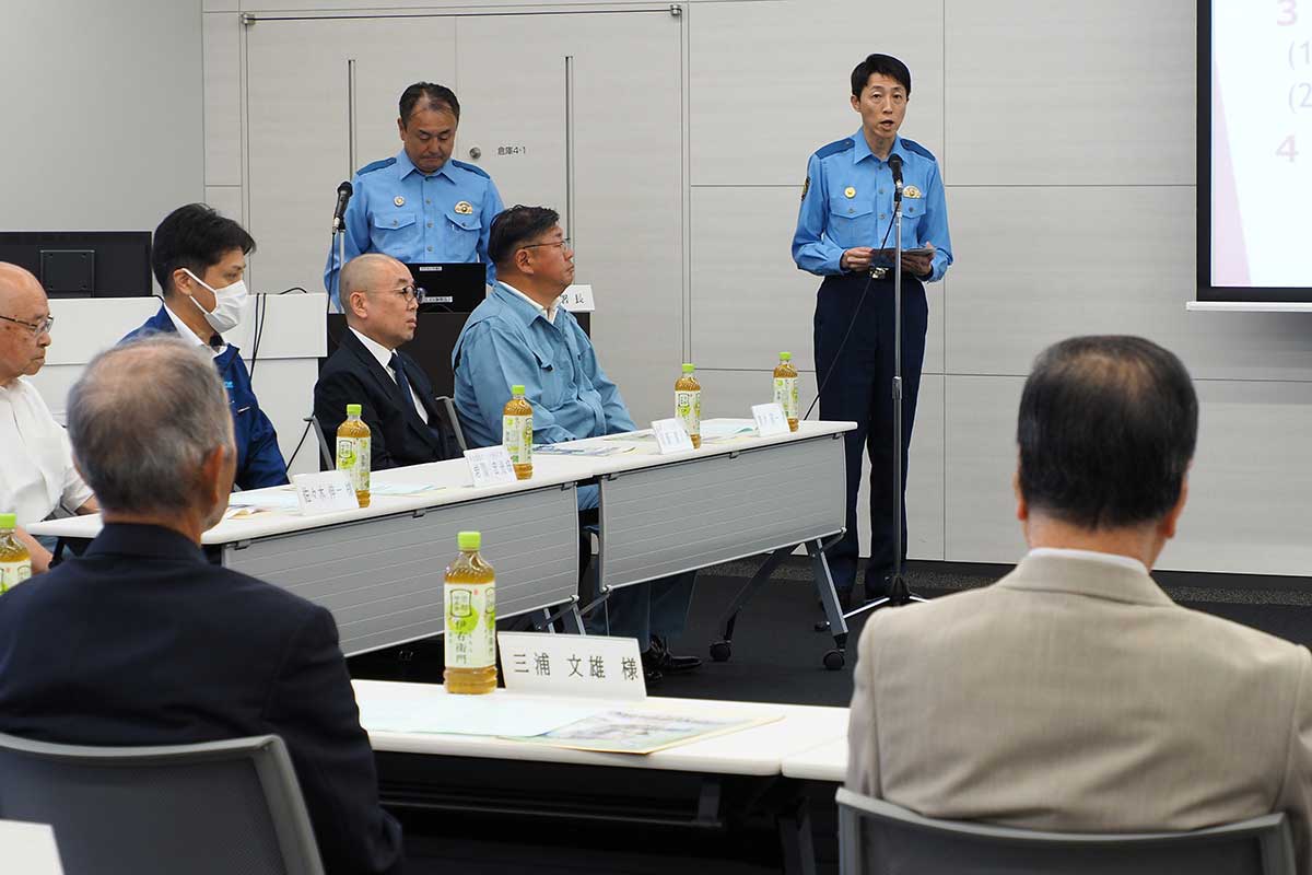 警察業務への協力に対し感謝を伝える釜石署の日山良則署長