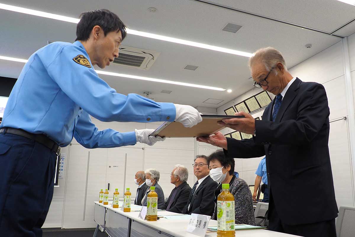 日山署長が一人一人に感謝状を手渡して気持ちを伝えた