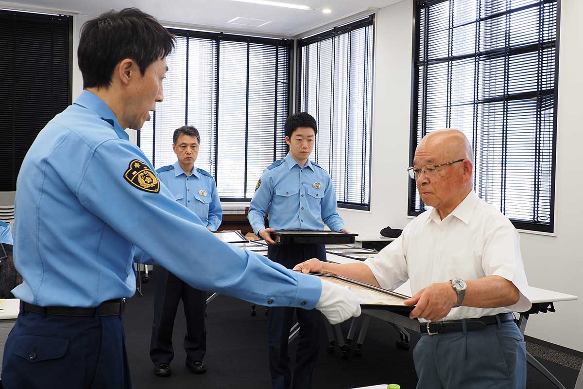 岩手県警察本部長感謝状を受けた佐々木伸一さん