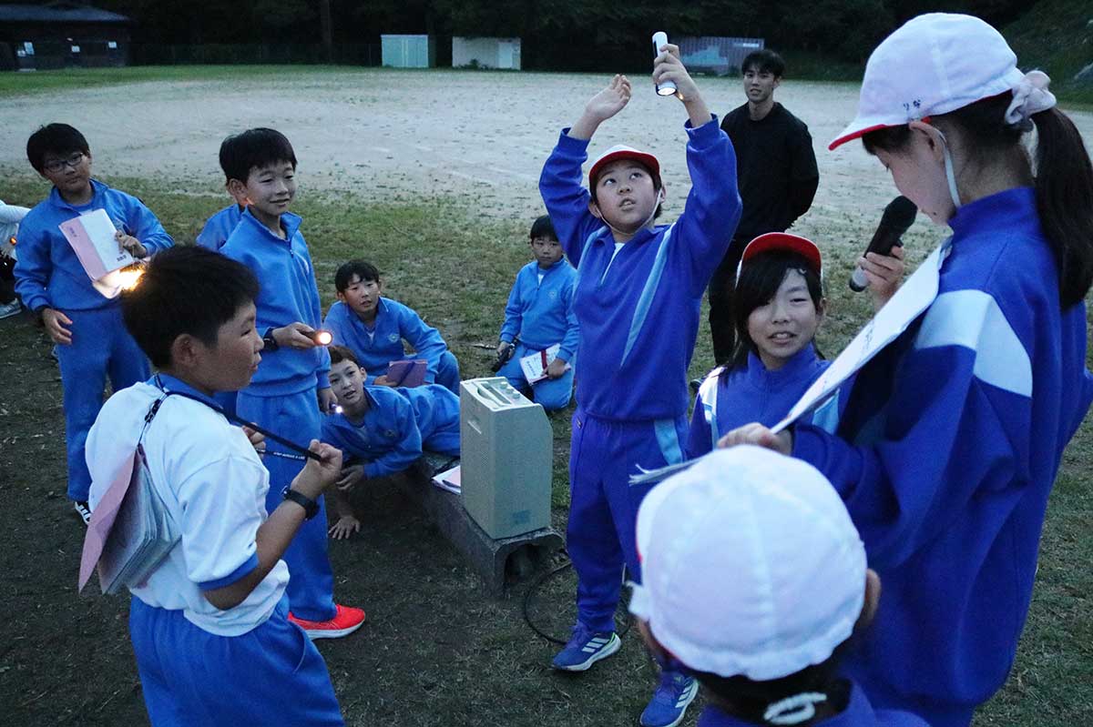 宿泊体験学習を一緒に行い、交流を深める栗林小と鵜住居小の5年生=7月7日、陸中海岸青少年の家