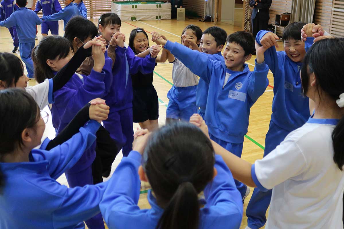 キャンプファイヤーで踊る「マイムマイム」を練習。本番を前にすでに大盛り上がり!=6月23日