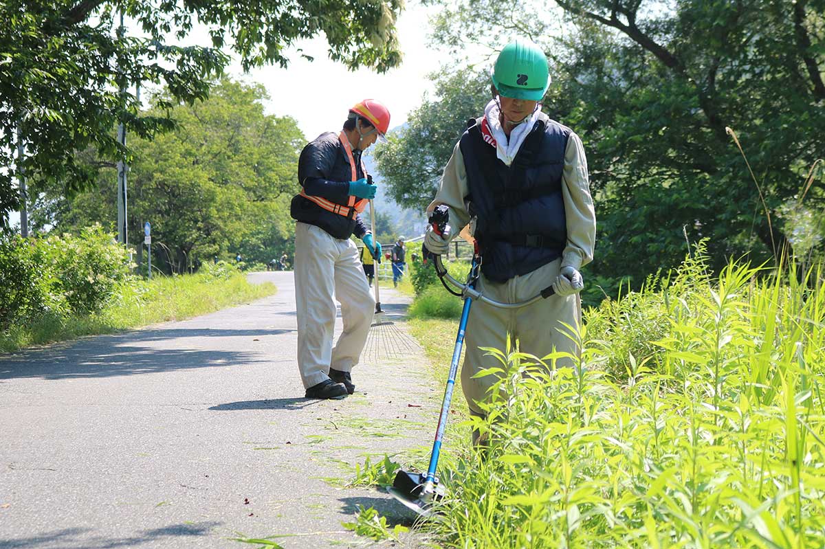 県建設業協会釜石支部青年部が行った市道松倉堤防線の草刈り奉仕＝1日、甲子町