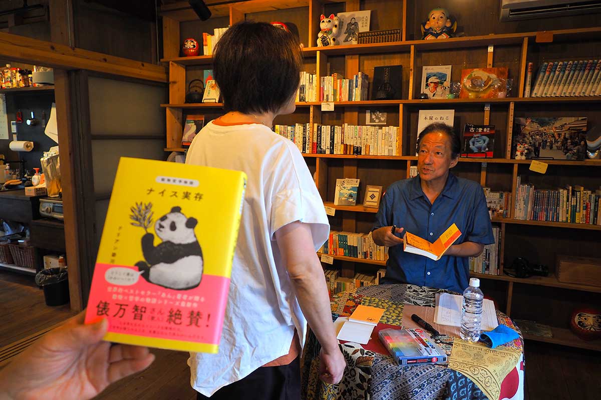 朗読会の参加者と交流するドリアン助川さん