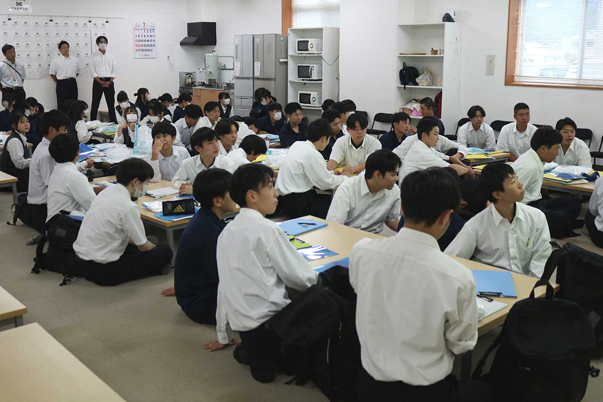 津田商店の会社概要や製品について学ぶ。学校給食用の魚は45都道府県に供給しているという